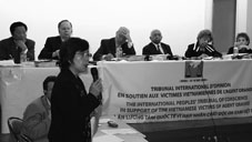 M.Sakato, Witwe eines US-Kriegsberichterstatters, vor dem Tribunal internationaler Richter