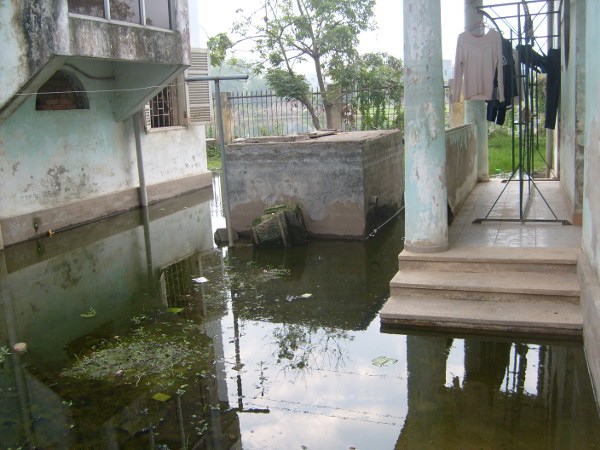 An einigen Stellen steht noch verschmutztes Wasser